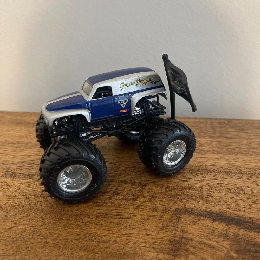 Hot Wheels Boys 1:64 Monster Truck Blue Grave Digger The Legend Flag Diecast